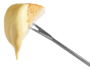 Delicioso fondue. Garfo com pedaço de pão e queijo derretido isolado no branco